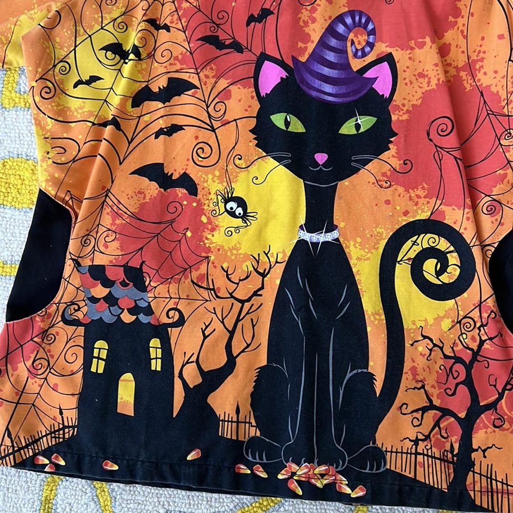 Halloween Scrub Top. Sz M - Picture 2 of 7